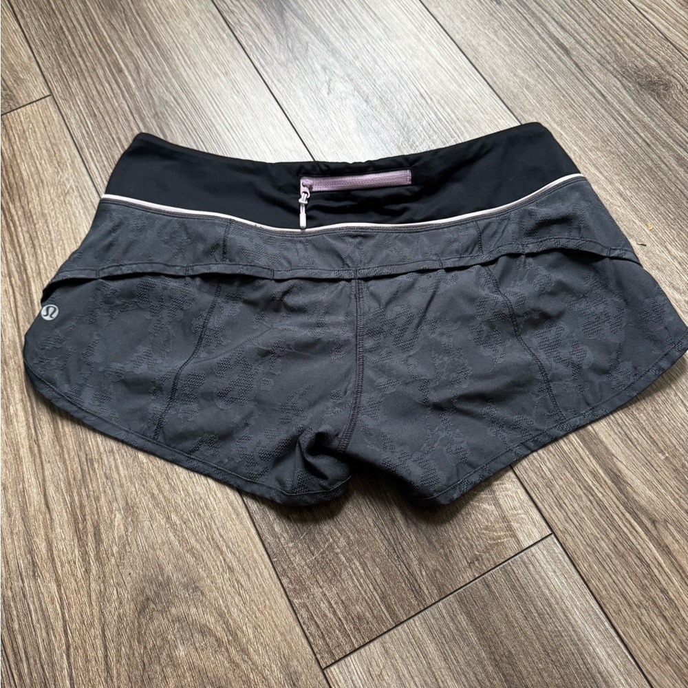 🍋 Lululemon Speed Up shorts. Size 6